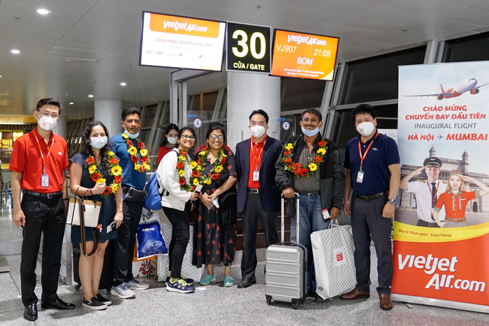 Lãnh đạo và phi hành đoàn Vietjet chào đón những hành khách trên chuyến bay đầu tiên từ Hà Nội đến Mumbai tại sân bay quốc tế Nội Bài Lãnh đạo và phi hành đoàn Vietjet chào đón những hành khách trên chuyến bay đầu tiên từ Hà Nội đến Mumbai tại sân bay quốc tế Nội Bài