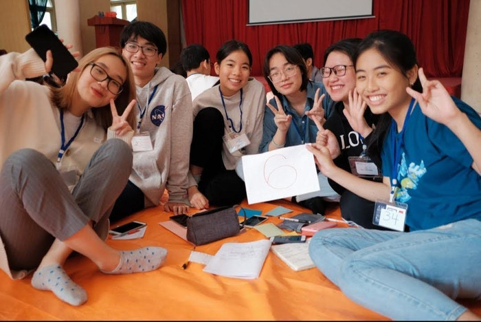 Thảo (thứ ba từ phải qua) cùng các bạn học sinh khác tham gia chương trình tuyển chọn của UWC (Ảnh: Nhân vật cung cấp) Thảo (thứ ba từ phải qua) cùng các bạn học sinh khác tham gia chương trình tuyển chọn của UWC (Ảnh: Nhân vật cung cấp)