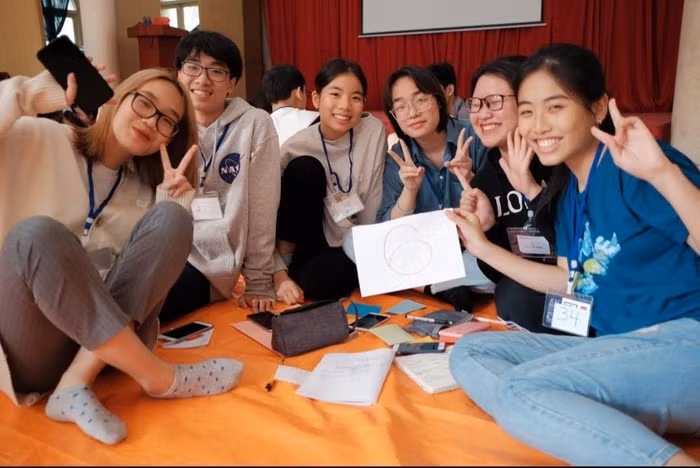 Thảo (thứ ba từ phải qua) cùng các bạn học sinh khác tham gia chương trình tuyển chọn của UWC (Ảnh: Nhân vật cung cấp)