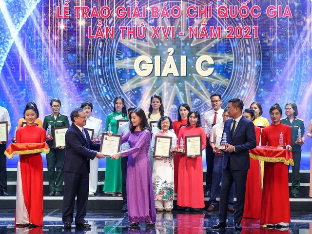 Loạt bài viết "Gỡ nút thắt cho dịch vụ logistics" gồm 5 kỳ của nhóm tác giả Đào Mai Anh – Lê Thị Thanh Thủy của Báo Điện tử Chính phủ vinh dự nhận giải C - Ảnh: VGP/Nhật Bắc Loạt bài viết "Gỡ nút thắt cho dịch vụ logistics" gồm 5 kỳ của nhóm tác giả Đào Mai Anh – Lê Thị Thanh Thủy của Báo Điện tử Chính phủ vinh dự nhận giải C - Ảnh: VGP/Nhật Bắc