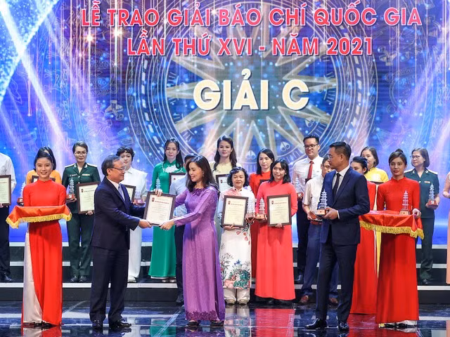 Loạt bài viết "Gỡ nút thắt cho dịch vụ logistics" gồm 5 kỳ của nhóm tác giả Đào Mai Anh – Lê Thị Thanh Thủy của Báo Điện tử Chính phủ vinh dự nhận giải C - Ảnh: VGP/Nhật Bắc