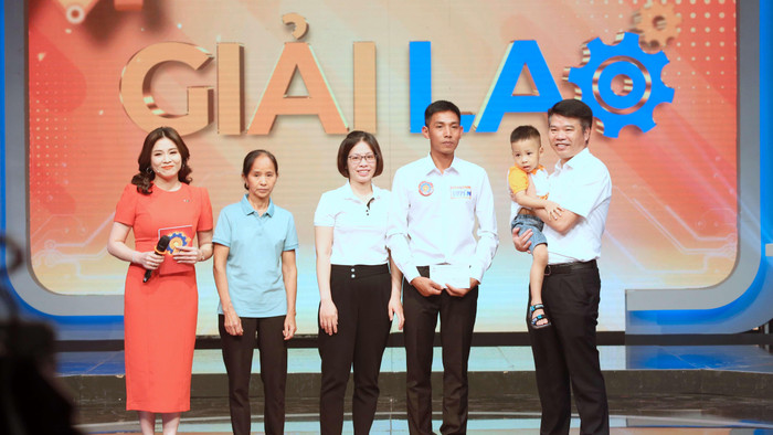 Chủ tịch Công đoàn EVNNPC động viên gia đình Tuyến vượt qua khó khăn