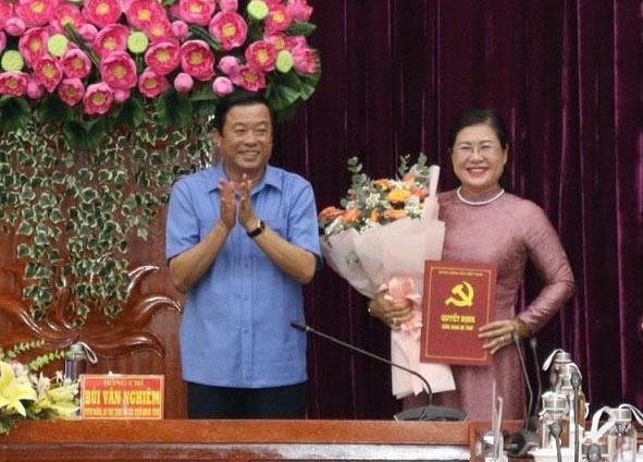 Đồng chí Bùi Văn Nghiêm, Bí thư Tỉnh ủy, Chủ tịch Hội đồng nhân dân tỉnh, Trưởng Đoàn Đại biểu Quốc hội đơn vị tỉnh Vĩnh Long trao quyết định cho đồng chí Nguyễn Thị Minh Trang. Đồng chí Bùi Văn Nghiêm, Bí thư Tỉnh ủy, Chủ tịch Hội đồng nhân dân tỉnh, Trưởng Đoàn Đại biểu Quốc hội đơn vị tỉnh Vĩnh Long trao quyết định cho đồng chí Nguyễn Thị Minh Trang.