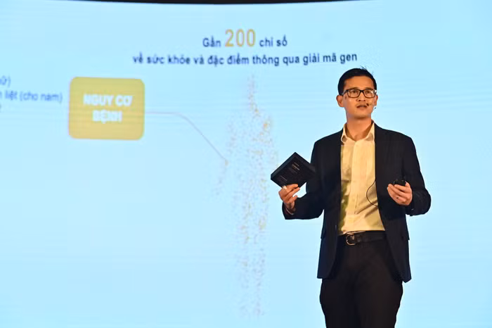 Ông Nguyễn Đức Long - CEO kiêm đồng sáng lập GeneStory giới thiệu về khả năng đánh giá nguy cơ bệnh qua công nghệ giải mã gen. Ông Nguyễn Đức Long - CEO kiêm đồng sáng lập GeneStory giới thiệu về khả năng đánh giá nguy cơ bệnh qua công nghệ giải mã gen.