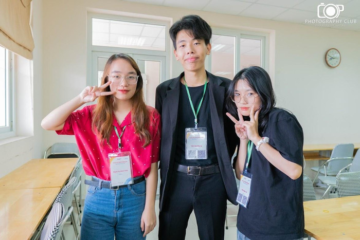 Thảo (bên trái) và đồng đội trong giải tranh biện Speaking Up (Ảnh: Nhân vật cung cấp) Thảo (bên trái) và đồng đội trong giải tranh biện Speaking Up (Ảnh: Nhân vật cung cấp)