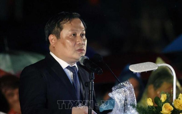 Ông Vũ Đại Thắng, Ủy viên Trung ương Đảng, Bí thư Tỉnh ủy Quảng Bình báo công dâng Bác. (Ảnh: Thống Nhất/TTXVN)