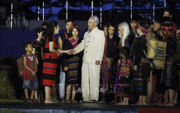 Chương trình nghệ thuật “Xin nguyện cùng Người vươn tới mãi” kỷ niệm 65 năm Ngày Bác Hồ về thăm Quảng Bình. (Ảnh: Thống Nhất/TTXVN)