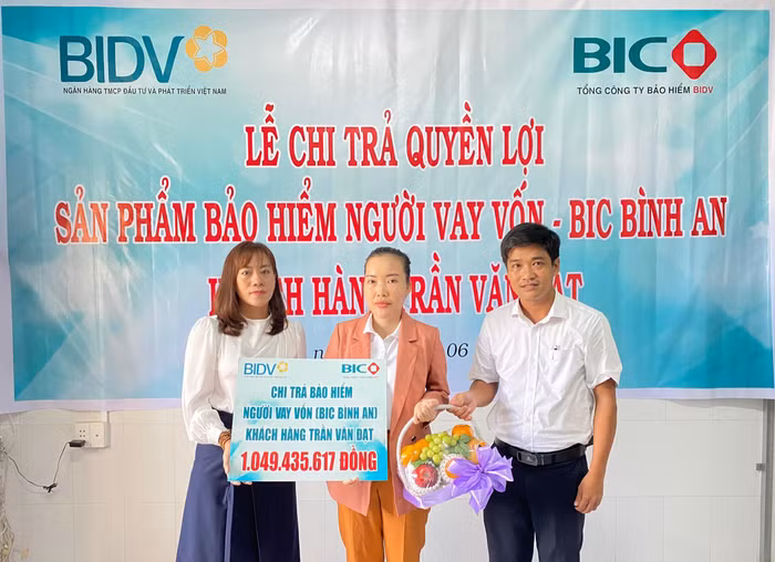 BIC trao hơn 1 tỷ đồng quyền lợi bảo hiểm cho khách hàng vay vốn tại Bến Tre ảnh 1