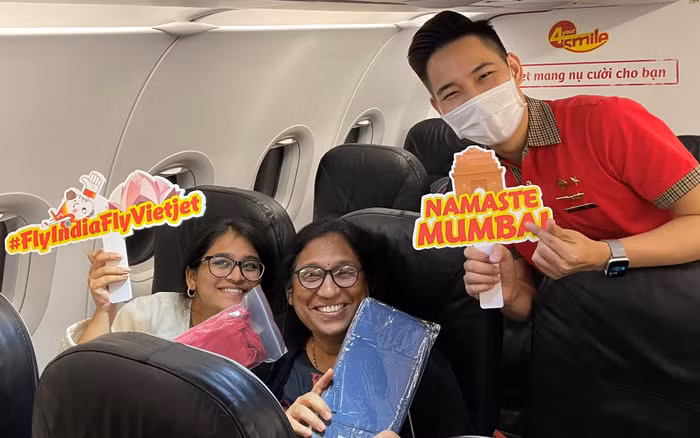 Hành khách nhận được những món quà thú vị từ phi hành đoàn Vietjet trên chuyến bay