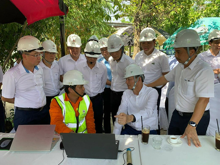 Ông Trần Đình Nhân – Tổng giám đốc EVN chỉ đạo tại hiện trường. Ông Trần Đình Nhân – Tổng giám đốc EVN chỉ đạo tại hiện trường.