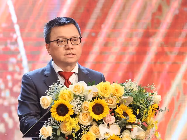 Ông Lê Quốc Minh - Ủy viên Trung ương Đảng, Tổng Biên tập Báo Nhân Dân, Chủ tịch Hội Nhà báo Việt Nam, Chủ tịch Hội đồng Giải Báo chí Quốc gia phát biểu tại buổi lễ - Ảnh: VGP/Nhật Bắc