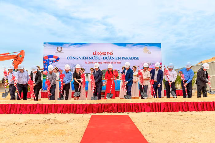Đại diện chủ đầu tư cùng các đối tác động thổ Công viên nước tại dự án KN Paraside