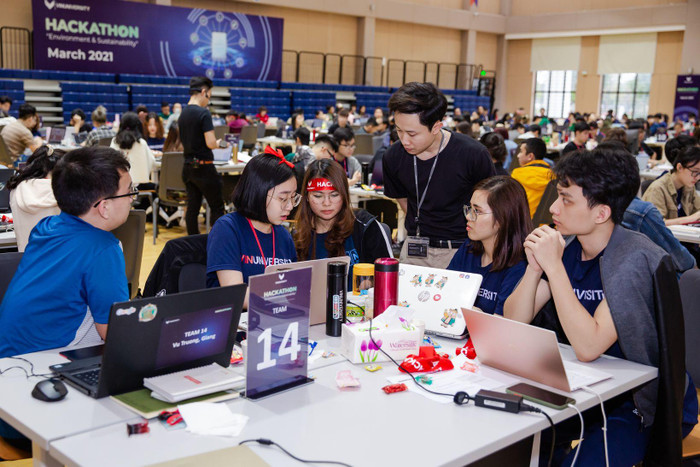 Ngay từ năm thứ nhất, tất cả sinh viên VinUni đều được “gieo mầm” tư duy và tinh thần khởi nghiệp qua môn học bắt buộc về đổi mới sáng tạo – Agile Innovation, đây cũng là chương trình giáo dục khởi nghiệp chung và được thiết kế bởi Đại học Cornell, top 20 đại học hàng đầu thế giới - đối tác chiến lược của VinUni. Ngay từ năm thứ nhất, tất cả sinh viên VinUni đều được “gieo mầm” tư duy và tinh thần khởi nghiệp qua môn học bắt buộc về đổi mới sáng tạo – Agile Innovation, đây cũng là chương trình giáo dục khởi nghiệp chung và được thiết kế bởi Đại học Cornell, top 20 đại học hàng đầu thế giới - đối tác chiến lược của VinUni.