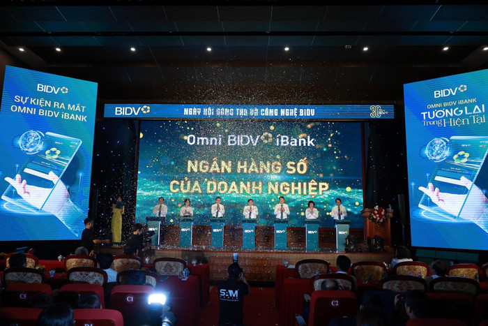 Đại diện Ban Lãnh đạo BIDV tại Sự kiện ra mắt Omni BIDV iBank Đại diện Ban Lãnh đạo BIDV tại Sự kiện ra mắt Omni BIDV iBank
