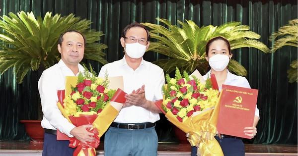 Đồng chí Nguyễn Văn Nên, Ủy viên Bộ Chính trị, Bí thư Thành ủy Thành phố Hồ Chí Minh trao quyết định cho đồng chí Vũ Hải Quân và đồng chí Lê Thị Hờ Rin. Đồng chí Nguyễn Văn Nên, Ủy viên Bộ Chính trị, Bí thư Thành ủy Thành phố Hồ Chí Minh trao quyết định cho đồng chí Vũ Hải Quân và đồng chí Lê Thị Hờ Rin.