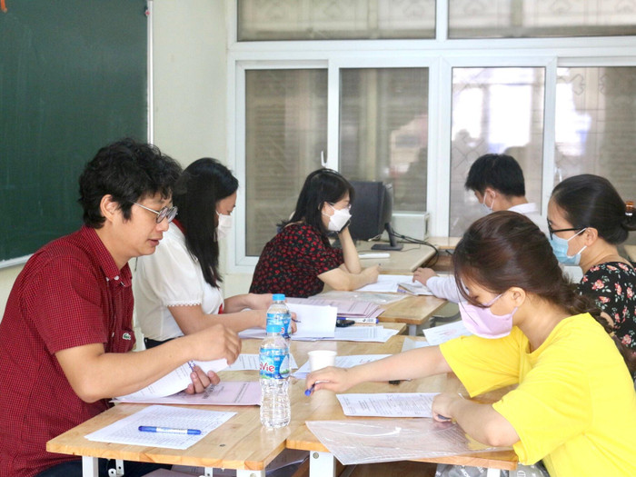 Theo thông báo, trong ngày hôm nay (ngày 25/6/2022), các em học sinh lớp 10 sẽ tiến hành nhập học ở cả buổi sáng (từ 09h00 – 11h30) và buổi chiều (từ 14h00 – 17h00). Địa điểm nhập học tại Trường Trung học phổ thông Chuyên Khoa học Xã hội và Nhân văn, Phòng 301-302-303-304, nhà A-B, 336 Nguyễn Trãi, Thanh Xuân, Hà Nội. Theo thông báo, trong ngày hôm nay (ngày 25/6/2022), các em học sinh lớp 10 sẽ tiến hành nhập học ở cả buổi sáng (từ 09h00 – 11h30) và buổi chiều (từ 14h00 – 17h00). Địa điểm nhập học tại Trường Trung học phổ thông Chuyên Khoa học Xã hội và Nhân văn, Phòng 301-302-303-304, nhà A-B, 336 Nguyễn Trãi, Thanh Xuân, Hà Nội.