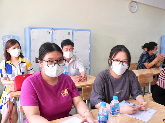 Cũng chia sẻ về niềm vui nhân ngày nhập học, em Nguyễn Thị Mai Anh (ở Nam Từ Liêm, Hà Nội) – đỗ chuyên Ngữ Văn 2 cho biết em cảm thấy rất vui, vì ban đầu dự định của em là học lớp Chất lượng cao, nên khi nghe tin mình đỗ chuyên Văn, em vỡ òa trong cảm xúc. Cũng chia sẻ về niềm vui nhân ngày nhập học, em Nguyễn Thị Mai Anh (ở Nam Từ Liêm, Hà Nội) – đỗ chuyên Ngữ Văn 2 cho biết em cảm thấy rất vui, vì ban đầu dự định của em là học lớp Chất lượng cao, nên khi nghe tin mình đỗ chuyên Văn, em vỡ òa trong cảm xúc.