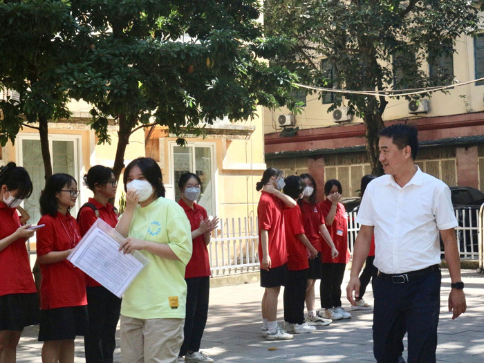 Tuy có hơi bỡ ngỡ, nhưng gương mặt của cả phụ huynh và các em học sinh đều rạng rỡ, vui tươi vào ngày đầu nhập học. Tuy có hơi bỡ ngỡ, nhưng gương mặt của cả phụ huynh và các em học sinh đều rạng rỡ, vui tươi vào ngày đầu nhập học.