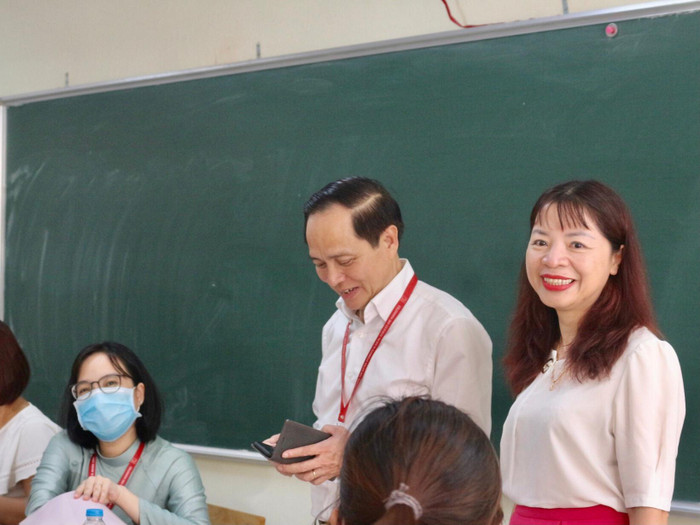 Phó giáo sư Đặng Thị Thu Hương – Phó Hiệu trưởng Trường Đại học Khoa học Xã hội và Nhân văn và Phó giáo sư Nguyễn Quang Liệu – Hiệu trưởng trường Trung học phổ thông Chuyên Khoa học Xã hội và Nhân văn cùng đến các phòng học để động viên tinh thần của các em học sinh và phụ huynh. Phó giáo sư Đặng Thị Thu Hương – Phó Hiệu trưởng Trường Đại học Khoa học Xã hội và Nhân văn và Phó giáo sư Nguyễn Quang Liệu – Hiệu trưởng trường Trung học phổ thông Chuyên Khoa học Xã hội và Nhân văn cùng đến các phòng học để động viên tinh thần của các em học sinh và phụ huynh.