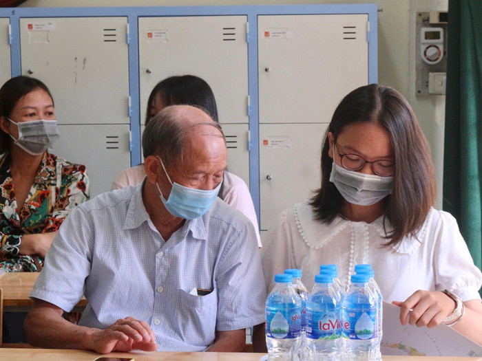 Không chỉ có các bậc cha mẹ, mà rất nhiều ông bà cũng sát cánh đưa cháu đi nhập học. Không chỉ có các bậc cha mẹ, mà rất nhiều ông bà cũng sát cánh đưa cháu đi nhập học.