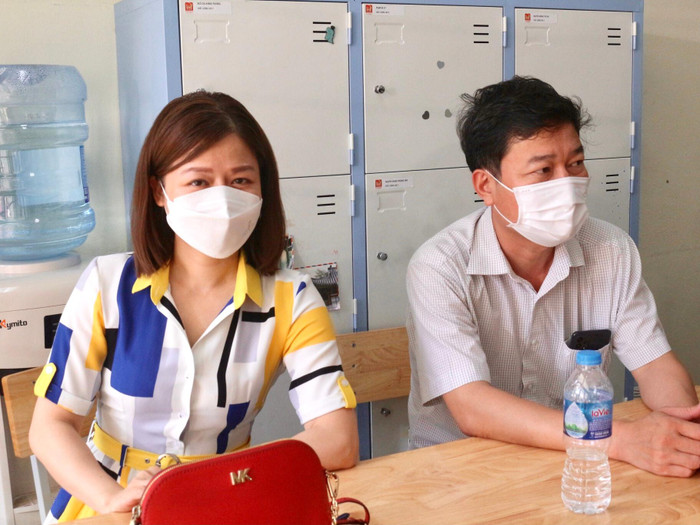 Chị Hạnh – mẹ Nguyễn Trần Khánh Chi chia sẻ: “Lúc nhận được tin con được trúng tuyển, mình vui lắm, bởi đây là trường đầu tiên báo trúng tuyển, lại còn là một trường chuyên. Trước khi đưa con đến nhập học, các bậc phụ huynh cũng đã tự chủ động lập nhóm liên hệ để đưa các con đi nhập học thuận tiện nhất". Chị Hạnh – mẹ Nguyễn Trần Khánh Chi chia sẻ: “Lúc nhận được tin con được trúng tuyển, mình vui lắm, bởi đây là trường đầu tiên báo trúng tuyển, lại còn là một trường chuyên. Trước khi đưa con đến nhập học, các bậc phụ huynh cũng đã tự chủ động lập nhóm liên hệ để đưa các con đi nhập học thuận tiện nhất".