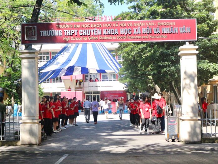 Ngay từ sáng sớm, tại cổng Trường Trung học phổ thông Chuyên Khoa học Xã hội và Nhân văn (Trường Đại học Khoa học Xã hội và nhân văn, Đại học Quốc gia Hà Nội), các bạn tình nguyện viên của trường xếp hàng hân hoan chuẩn bị chào đón các em khóa dưới. Ngay từ sáng sớm, tại cổng Trường Trung học phổ thông Chuyên Khoa học Xã hội và Nhân văn (Trường Đại học Khoa học Xã hội và nhân văn, Đại học Quốc gia Hà Nội), các bạn tình nguyện viên của trường xếp hàng hân hoan chuẩn bị chào đón các em khóa dưới.