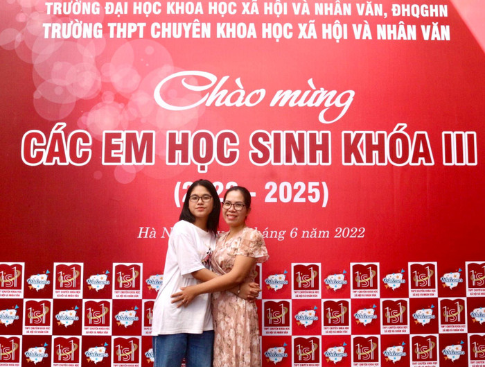 Cả phụ huynh và học sinh đều hào hứng check in tại Backdrop do nhà trường đã chuẩn bị sẵn để chào đón các em. Em Đinh Hoàng Anh (đỗ vào chuyên Ngữ văn 2) chia sẻ: “Bên cạnh việc học tập, em mong muốn tương lai có thể tham gia nhiều hoạt động ngoại khóa và trở thành chủ nhiệm Câu lạc bộ Nghệ thuật của trường”. Cả phụ huynh và học sinh đều hào hứng check in tại Backdrop do nhà trường đã chuẩn bị sẵn để chào đón các em. Em Đinh Hoàng Anh (đỗ vào chuyên Ngữ văn 2) chia sẻ: “Bên cạnh việc học tập, em mong muốn tương lai có thể tham gia nhiều hoạt động ngoại khóa và trở thành chủ nhiệm Câu lạc bộ Nghệ thuật của trường”.