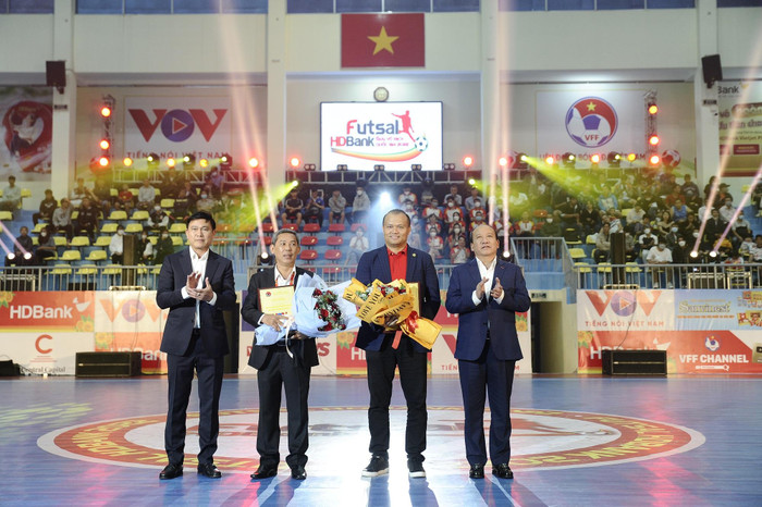 Ông Trần Minh Hùng Phó Tổng giám đốc Đài Tiếng nói Việt Nam, Phó Chủ tịch Ủy ban Olympic Việt Nam, đồng Trưởng Ban tổ chức giải Futsal HDBank Vô địch quốc gia 2022 (bìa phải) trao hoa và kỷ niệm chương cho ông Nguyễn Đăng Thanh – Phó Tổng giám đốc HDBank (thứ hai từ phải qua), đại diện đơn vị đồng hành cùng giải đấu. Ông Trần Minh Hùng Phó Tổng giám đốc Đài Tiếng nói Việt Nam, Phó Chủ tịch Ủy ban Olympic Việt Nam, đồng Trưởng Ban tổ chức giải Futsal HDBank Vô địch quốc gia 2022 (bìa phải) trao hoa và kỷ niệm chương cho ông Nguyễn Đăng Thanh – Phó Tổng giám đốc HDBank (thứ hai từ phải qua), đại diện đơn vị đồng hành cùng giải đấu.