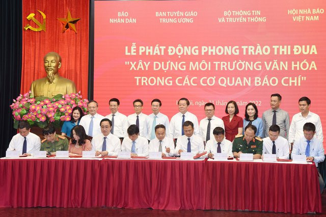 Trước sự chứng kiến của Thường trực Ban Bí thư Võ Văn Thưởng; Trưởng ban Tuyên giáo Trung ương Nguyễn Trọng Nghĩa; Phó Thủ tướng Chính phủ Vũ Đức Đam cùng lãnh đạo các bộ, ban ngành Trung ương, lãnh đạo của 11 cơ quan thông tấn báo chí đã đại diện cho các cơ quan báo chí cả nước ký cam kết thực hiện phong trào thi đua - Ảnh: VGP/Nguyễn Hoàng Trước sự chứng kiến của Thường trực Ban Bí thư Võ Văn Thưởng; Trưởng ban Tuyên giáo Trung ương Nguyễn Trọng Nghĩa; Phó Thủ tướng Chính phủ Vũ Đức Đam cùng lãnh đạo các bộ, ban ngành Trung ương, lãnh đạo của 11 cơ quan thông tấn báo chí đã đại diện cho các cơ quan báo chí cả nước ký cam kết thực hiện phong trào thi đua - Ảnh: VGP/Nguyễn Hoàng