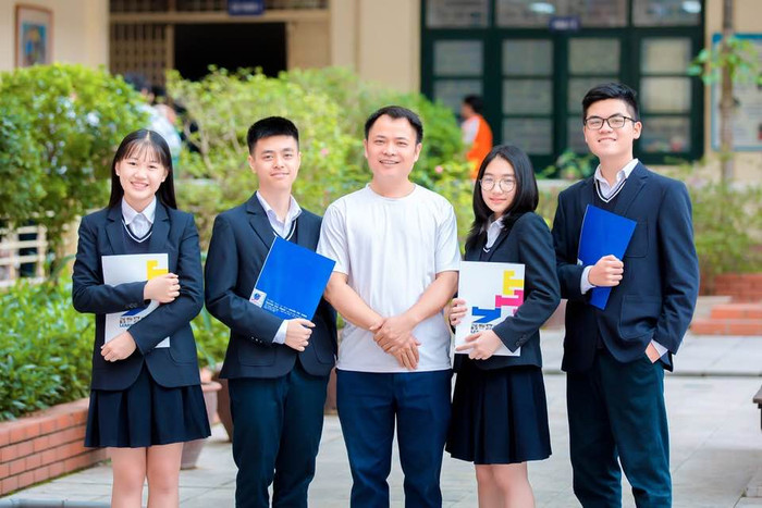 Thầy giáo Nguyễn Tuấn Sơn, giáo viên Mỹ thuật trường Trung học cơ sở & Trung học phổ thông Nguyễn Tất Thành (ở giữa). (Ảnh: NVCC) Thầy giáo Nguyễn Tuấn Sơn, giáo viên Mỹ thuật trường Trung học cơ sở & Trung học phổ thông Nguyễn Tất Thành (ở giữa). (Ảnh: NVCC)