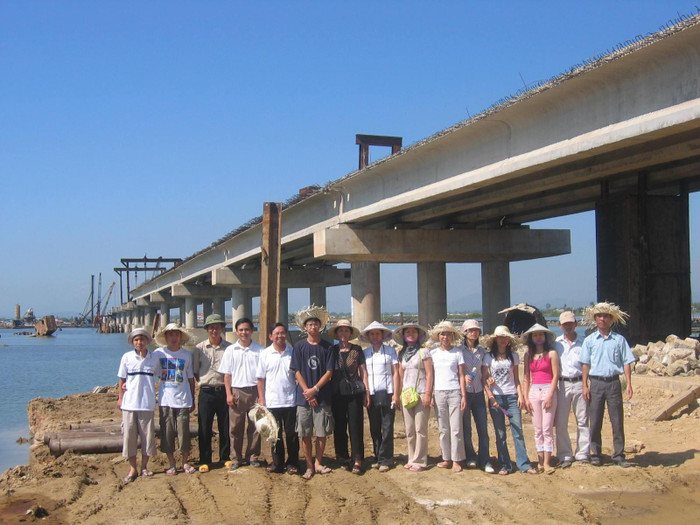 Giáo sư, Tiến sĩ Trương Đình Dụ (thứ năm từ trái sang). (Ảnh: NVCC) Giáo sư, Tiến sĩ Trương Đình Dụ (thứ năm từ trái sang). (Ảnh: NVCC)