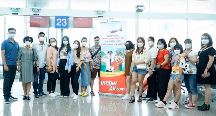 Hành khách vui vẻ trước hành trình đến với biển Phuket Hành khách vui vẻ trước hành trình đến với biển Phuket