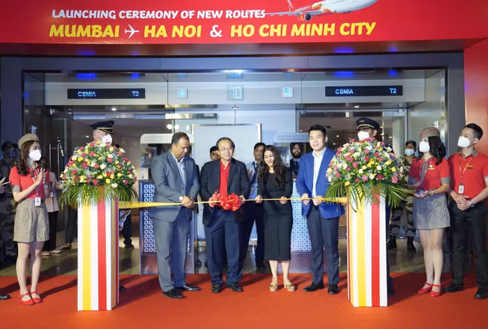 Ông Dương Đức Anh, Phó Tổng lãnh sự Việt Nam tại Mumbai, đại diện sân bay Quốc tế Chhatrapati Shivaji Maharaj và ông Đỗ Xuân Quang, Phó Tổng Giám đốc Vietjet thực hiện nghi thức khai trương đường bay mới