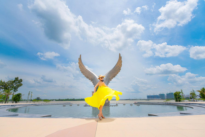 Tổ hợp quảng trường – bến du thuyền Aqua Marina như một biểu tượng check-in không thể bỏ lỡ mỗi khi đến Aqua City và hoàng loạt tiện ích hiện đại danh tiếng như Baskin Robbins, Xing Fu Tang,… Tổ hợp quảng trường – bến du thuyền Aqua Marina như một biểu tượng check-in không thể bỏ lỡ mỗi khi đến Aqua City và hoàng loạt tiện ích hiện đại danh tiếng như Baskin Robbins, Xing Fu Tang,…