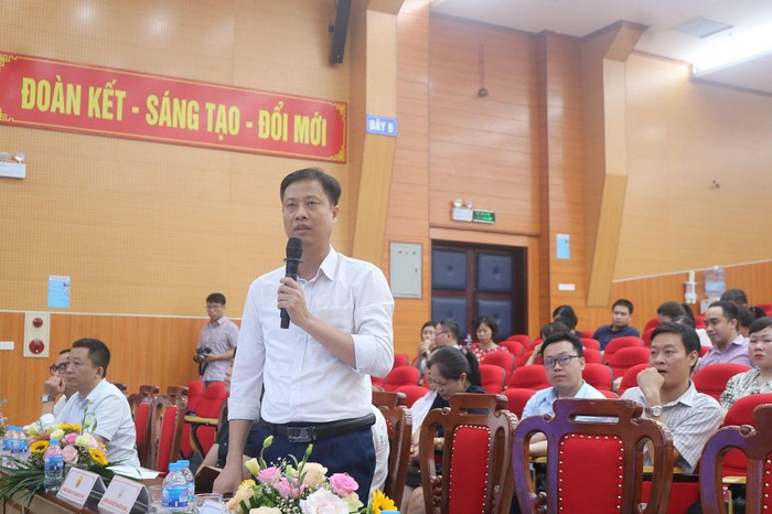 Tiến sĩ Trần Bá Kiên, Hiệu trưởng Trường Cao đẳng Dược Trung ương Hải Dương chia sẻ những vướng mắc trong cách quản lý, vận hành mô hình doanh nghiệp trong nhà trường. Ảnh: Doãn Nhàn