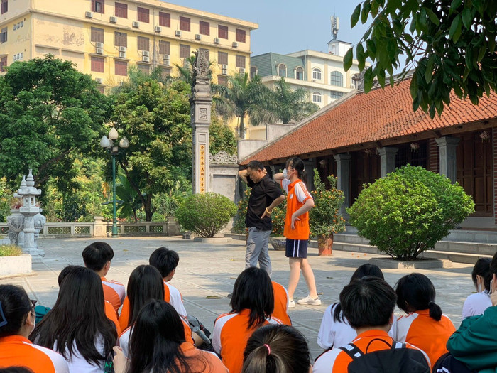 Thầy Sơn luôn tìm ra cách học mới và tự tay làm mẫu để giúp học trò tiếp thu bài tốt nhất. (Ảnh: NVCC) Thầy Sơn luôn tìm ra cách học mới và tự tay làm mẫu để giúp học trò tiếp thu bài tốt nhất. (Ảnh: NVCC)