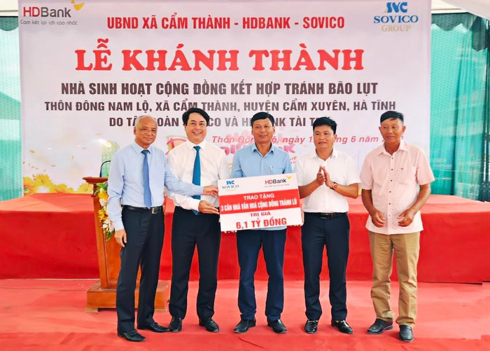 Đại diện lãnh đạo Sovico, HDBank trao tặng nhà cộng đồng cho đại diện lãnh đạo địa phương Cẩm Xuyên - Hà Tĩnh Đại diện lãnh đạo Sovico, HDBank trao tặng nhà cộng đồng cho đại diện lãnh đạo địa phương Cẩm Xuyên - Hà Tĩnh