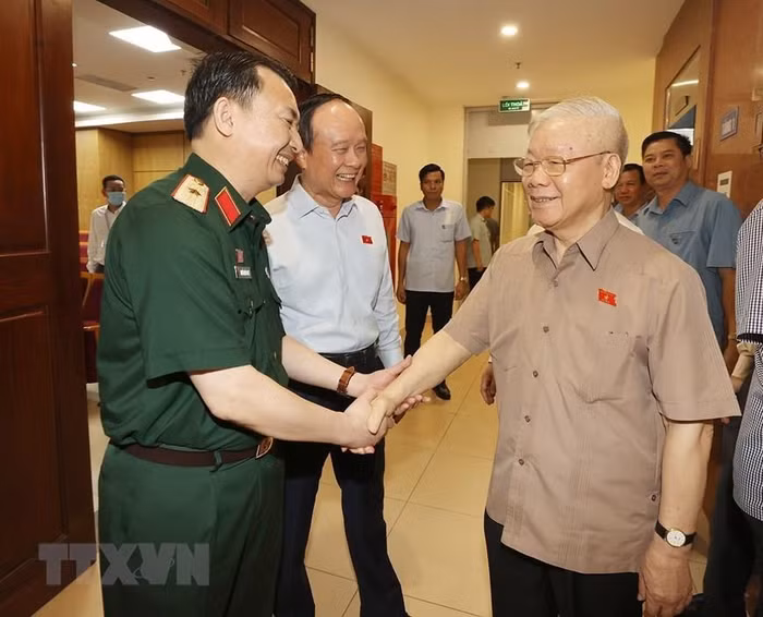 Tổng Bí thư Nguyễn Phú Trọng với các đại biểu Quốc hội thành phố Hà Nội tại quận Ba Đình. (Ảnh: Trí Dũng/TTXVN) Tổng Bí thư Nguyễn Phú Trọng với các đại biểu Quốc hội thành phố Hà Nội tại quận Ba Đình. (Ảnh: Trí Dũng/TTXVN)