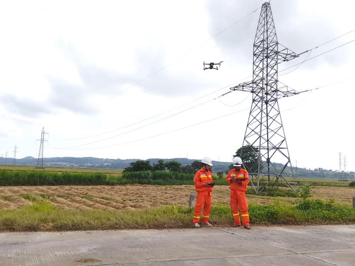 Truyền tải điện Phú Yên đang sử dụng UAV kiểm tra tuyến đường dây 220kV Tuy Hòa - Quy Nhơn Truyền tải điện Phú Yên đang sử dụng UAV kiểm tra tuyến đường dây 220kV Tuy Hòa - Quy Nhơn