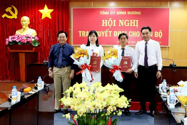 Lãnh đạo tỉnh Bình Dương trao quyết định và chúc mừng các cán bộ được điều động, phê chuẩn giữ chức vụ mới. Lãnh đạo tỉnh Bình Dương trao quyết định và chúc mừng các cán bộ được điều động, phê chuẩn giữ chức vụ mới.