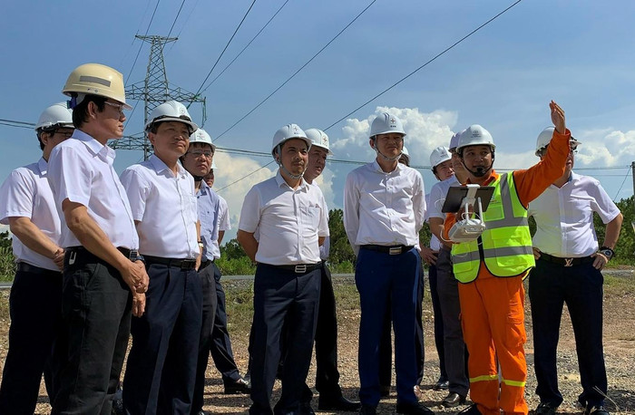 Lãnh đạo EVN, EVNNPT theo dõi quá trình thiết bị bay kiểm tra đường dây. Lãnh đạo EVN, EVNNPT theo dõi quá trình thiết bị bay kiểm tra đường dây.