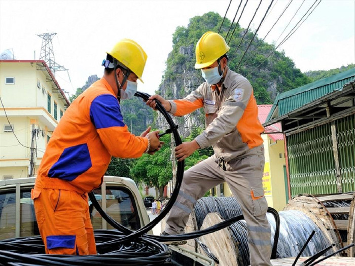 Công nhân chuẩn bị vật tư dây dẫn điện để cải tạo sửa chữa nâng cấp lưới điện Công nhân chuẩn bị vật tư dây dẫn điện để cải tạo sửa chữa nâng cấp lưới điện