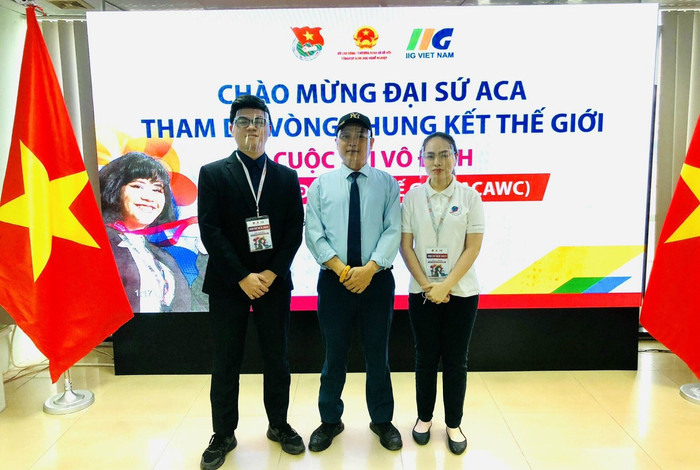 Thầy Nguyễn Tuấn Sơn cùng học trò tham gia giải Vô địch thiết kế đồ họa Quốc tế. (Ảnh: NVCC) Thầy Nguyễn Tuấn Sơn cùng học trò tham gia giải Vô địch thiết kế đồ họa Quốc tế. (Ảnh: NVCC)