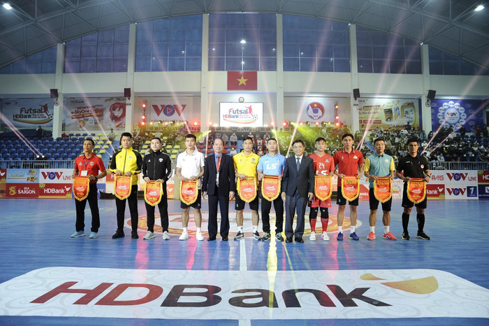 Ban tổ chức trao tặng cờ lưu niệm cho đại diện của 9 đội bóng tham dự vòng chung kết Ban tổ chức trao tặng cờ lưu niệm cho đại diện của 9 đội bóng tham dự vòng chung kết
