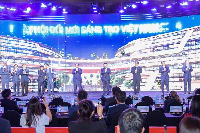 Thủ tướng và các địa biểu thực hiện nghi thức khai mạc Ngày hội Đổi mới sáng tạo Việt Nam 2024 và lễ kỷ niệm 5 năm thành lập Trung tâm Đổi mới sáng tạo Quốc gia. Ảnh: VGP/Nhật Bắc Thủ tướng và các địa biểu thực hiện nghi thức khai mạc Ngày hội Đổi mới sáng tạo Việt Nam 2024 và lễ kỷ niệm 5 năm thành lập Trung tâm Đổi mới sáng tạo Quốc gia. Ảnh: VGP/Nhật Bắc