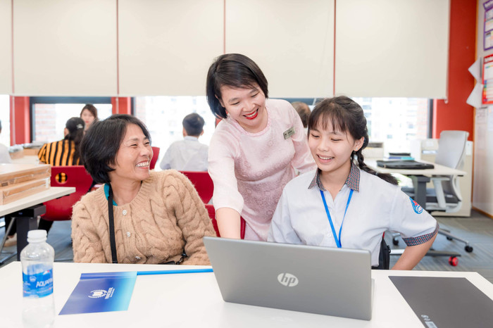 Các giáo viên Vinschool tư vấn cho phụ huynh và học sinh xuất sắc vượt khó đạt học bổng. Anh 3 (11).jpg