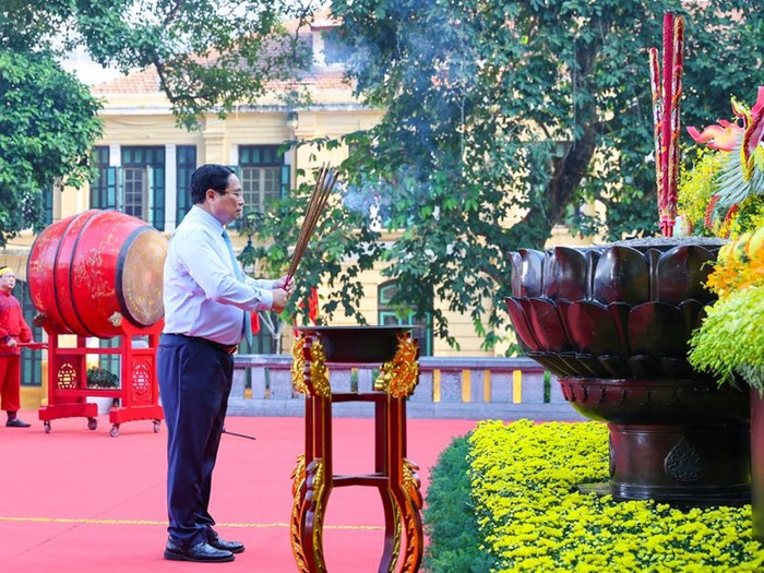 Đoàn đại biểu Đảng, Nhà nước, Mặt trận Tổ quốc Việt Nam, thành phố Hà Nội do Thủ tướng Phạm Minh Chính dẫn đầu thực hiện nghi lễ dâng hương tại Tượng đài vua Lý Thái Tổ, tưởng nhớ công lao các bậc tiền nhân đã có những đóng góp to lớn đối với đất nước và Thủ đô Hà Nội. Ảnh: VGP/Nhật Bắc Thủ tướng Phạm Minh Chính dự 'Ngày hội Văn hóa vì hòa bình' của Hà Nội- Ảnh 2.