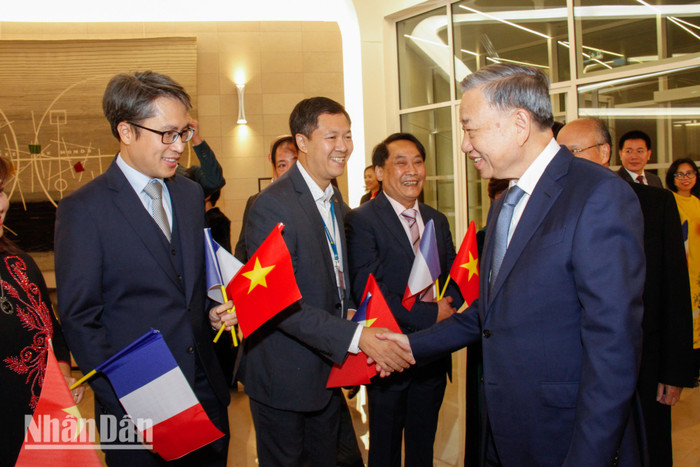 Cán bộ, nhân viên Đại sứ quán và các cơ quan đại diện Việt Nam chào đón Tổng Bí thư, Chủ tịch nước Tô Lâm tại sân bay Orly. (Ảnh: Minh Duy) Cán bộ, nhân viên Đại sứ quán và các cơ quan đại diện Việt Nam chào đón Tổng Bí thư, Chủ tịch nước Tô Lâm tại sân bay Orly. (Ảnh: Minh Duy)