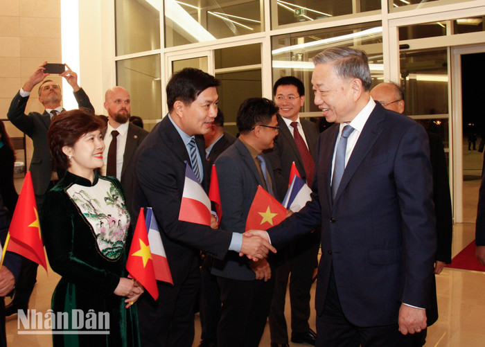 Cán bộ, nhân viên Đại sứ quán và các cơ quan đại diện Việt Nam chào đón Tổng Bí thư, Chủ tịch nước Tô Lâm tại sân bay Orly. (Ảnh: Khải Hoàn) Cán bộ, nhân viên Đại sứ quán và các cơ quan đại diện Việt Nam chào đón Tổng Bí thư, Chủ tịch nước Tô Lâm tại sân bay Orly. (Ảnh: Khải Hoàn)