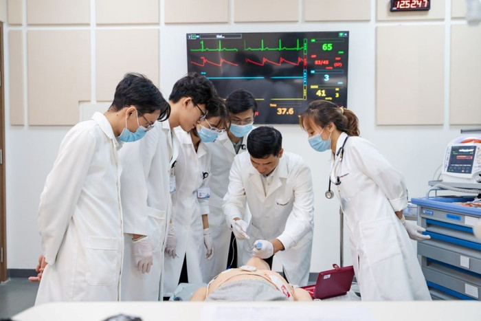 Bác sĩ nội trú Thành (thứ 4, từ trái sang) tham gia khóa học Hồi sinh tim phổi nâng cao (ACLS) được cấp chứng nhận bởi Hội Tim mạch Hoa Kỳ (AHA). 2. jpg.jpg